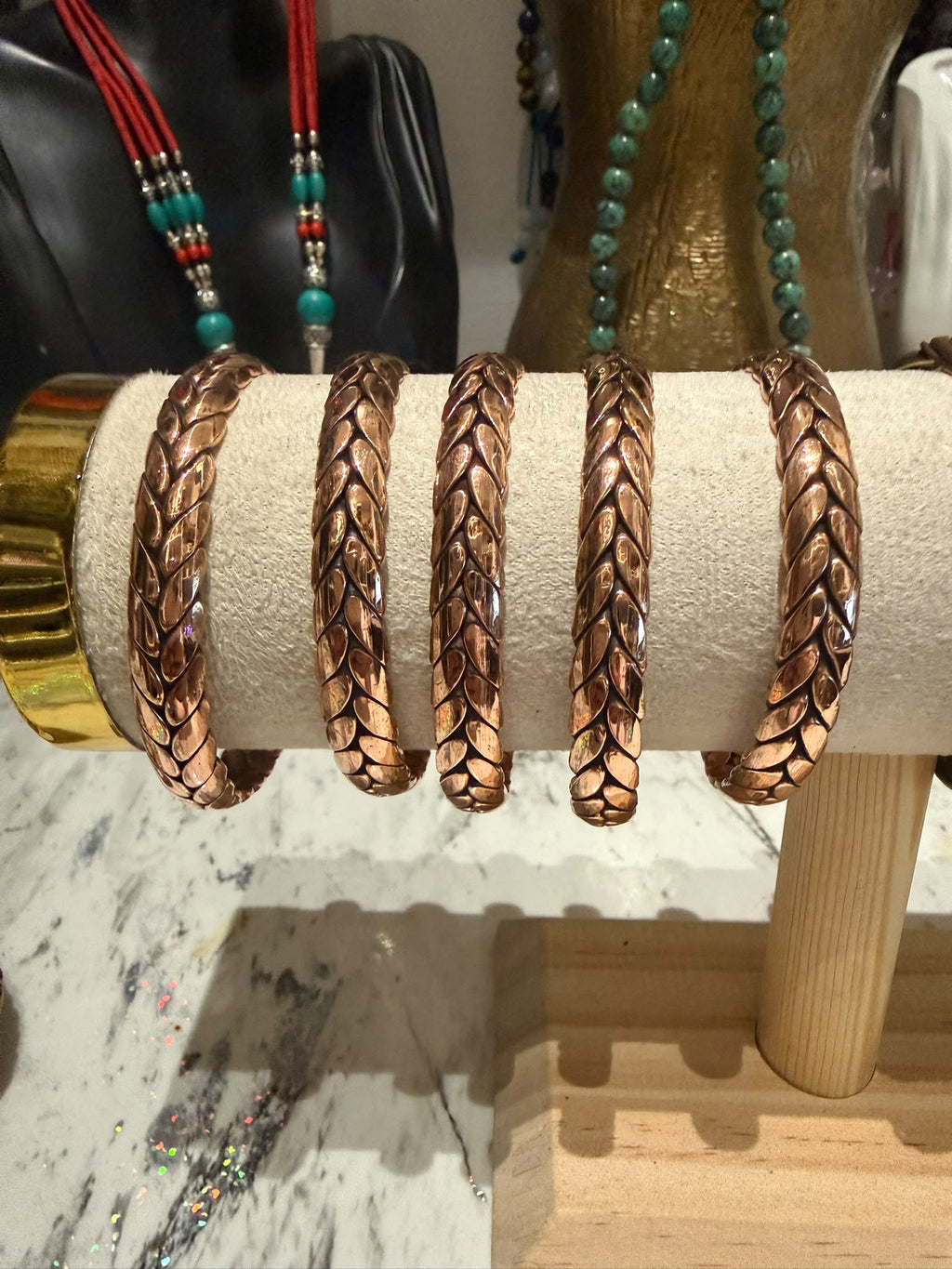 Bracciali color rame con motivo a foglie, foto originale frontale