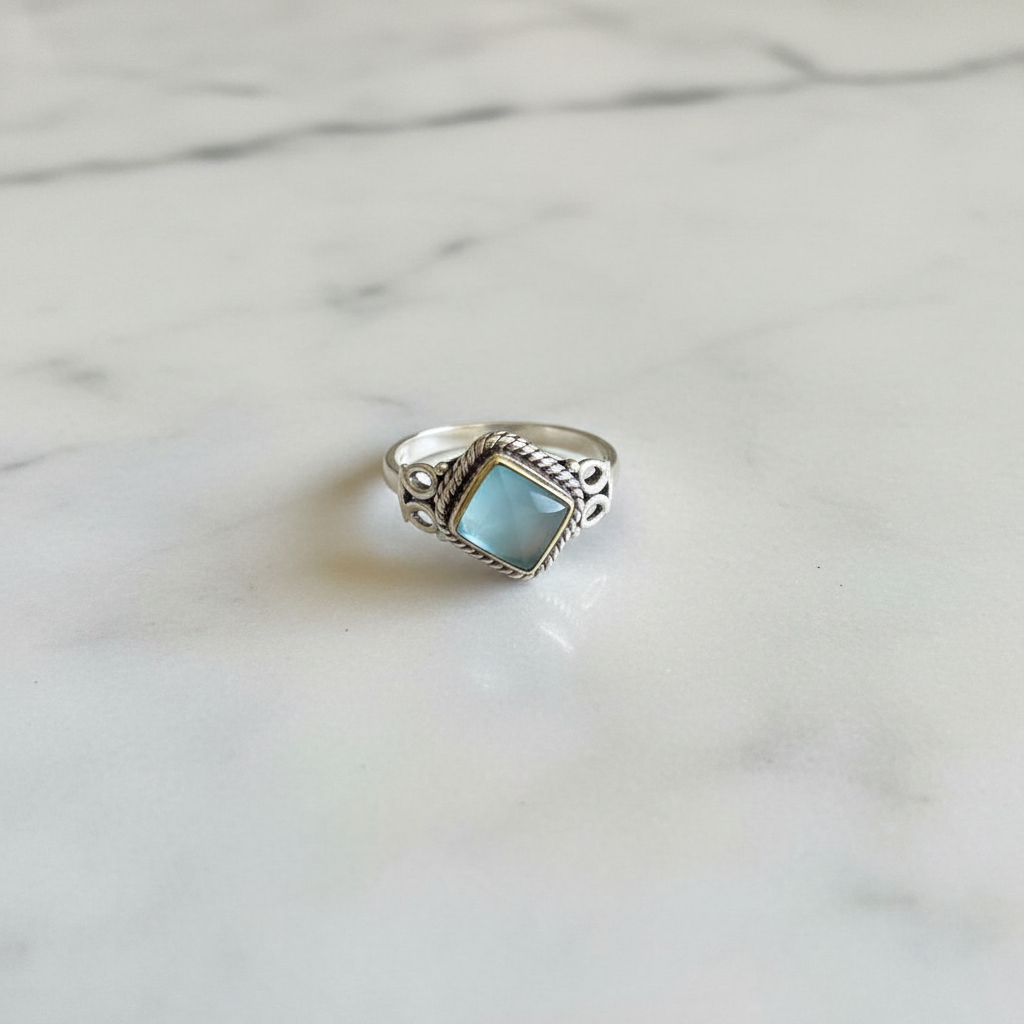 Anello acquamarina flatlay marmo
