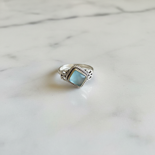 Anello acquamarina flatlay marmo