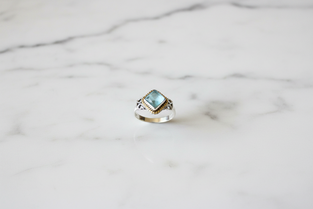 Anello acquamarina flatlay marmo
