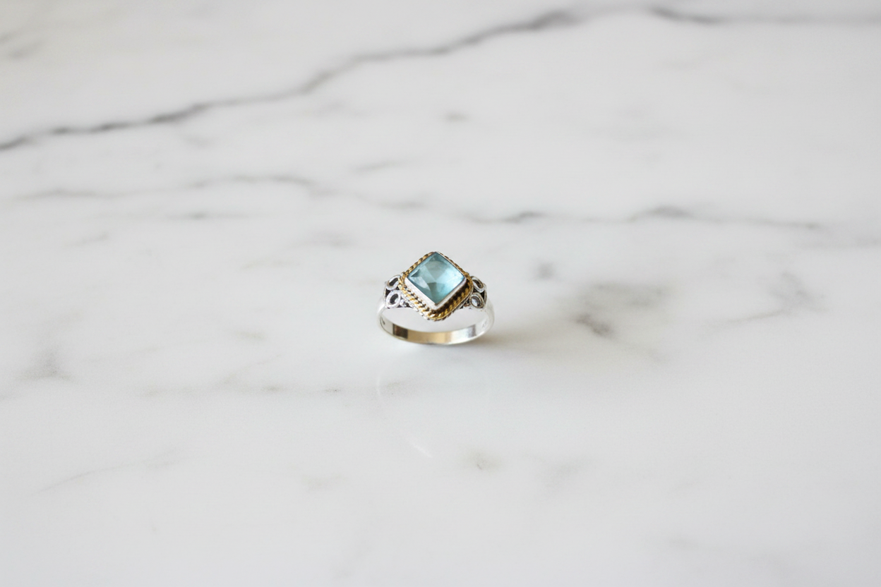 Anello acquamarina flatlay marmo