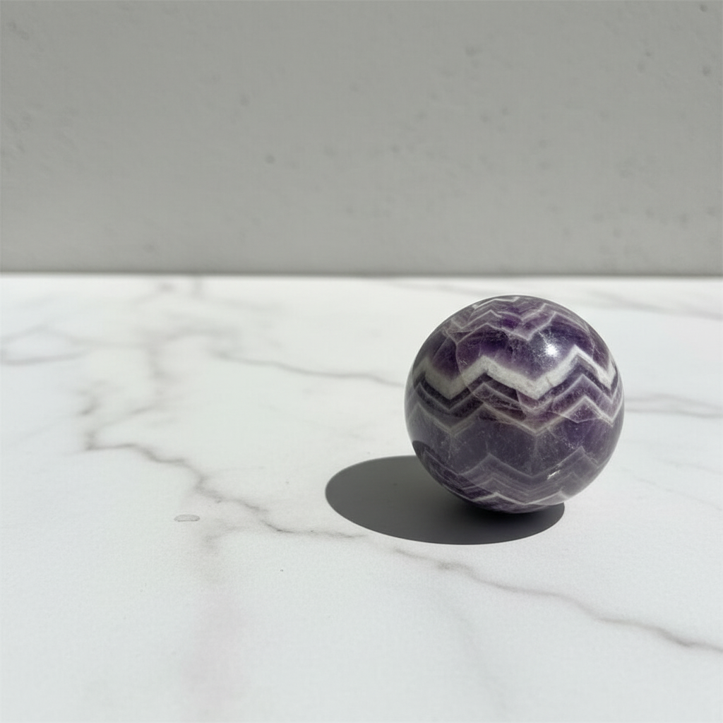 Sfera Ametista Chevron su marmo bianco