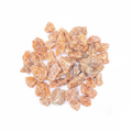 Calcite arancione grezza sfondo bianco