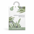 Sacchetto salvia bianca su fondo bianco