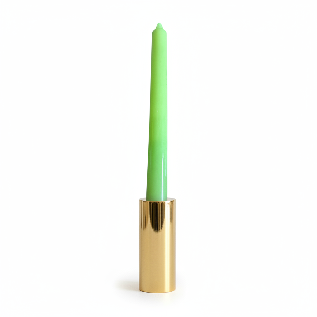 Candela verde su sfondo bianco