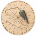 Pendolo in labradorite su tavola da radiestesia illustrativa, non inclusa