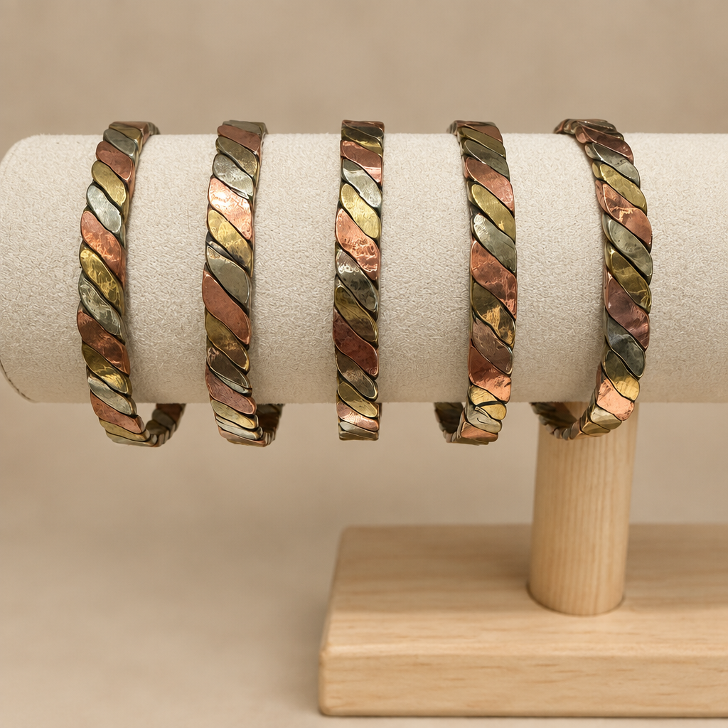 Bracciali in rame a motivo diagonale, sfondo beige