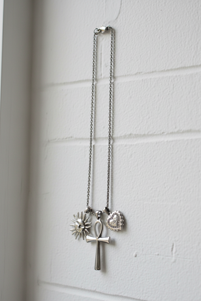 Collana Egypt acciaio inox appesa su parete bianca