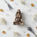 Statua Madre Terra in Meditazione - flatlay su marmo