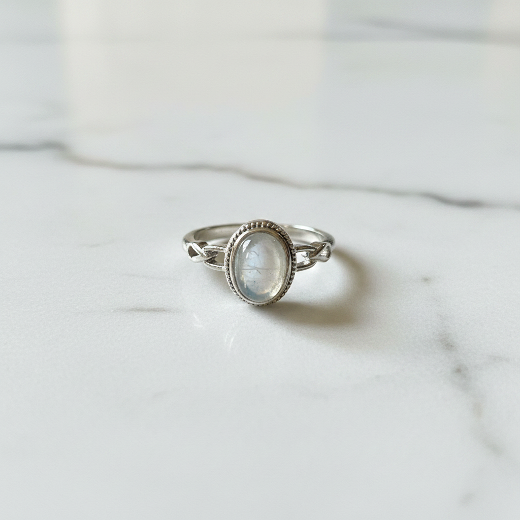 Anello labradorite bianca flatlay marmo
