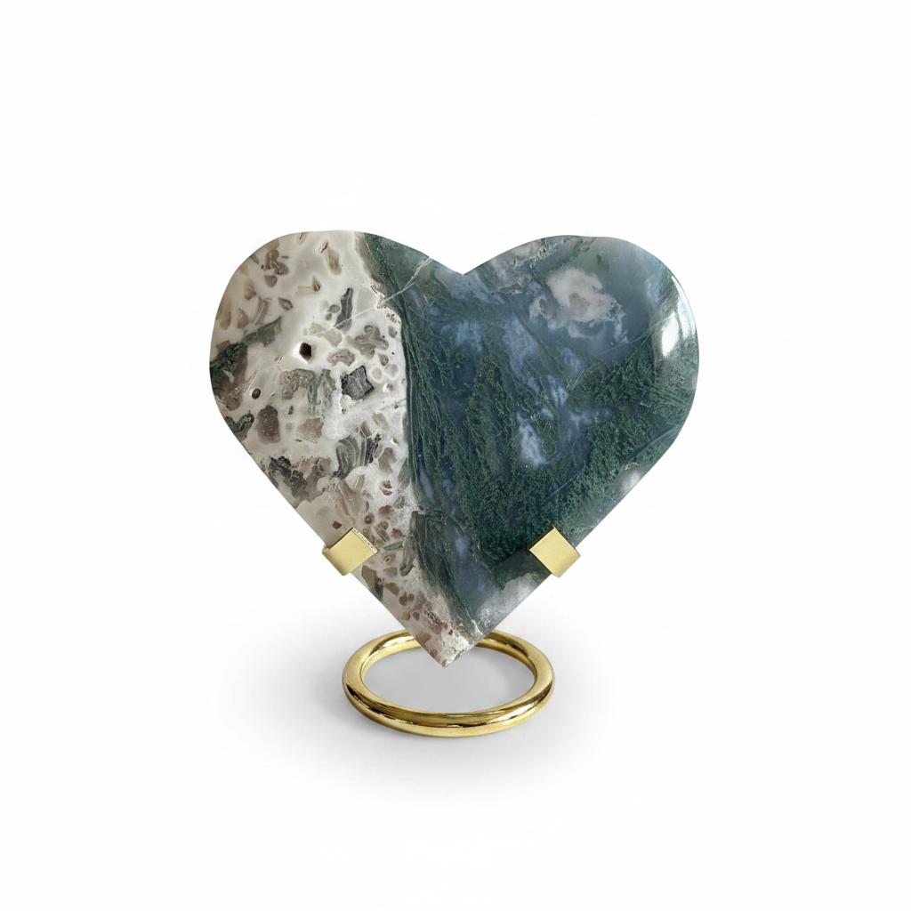 Cuore di agata muschiata nel supporto dorato su sfondo bianco