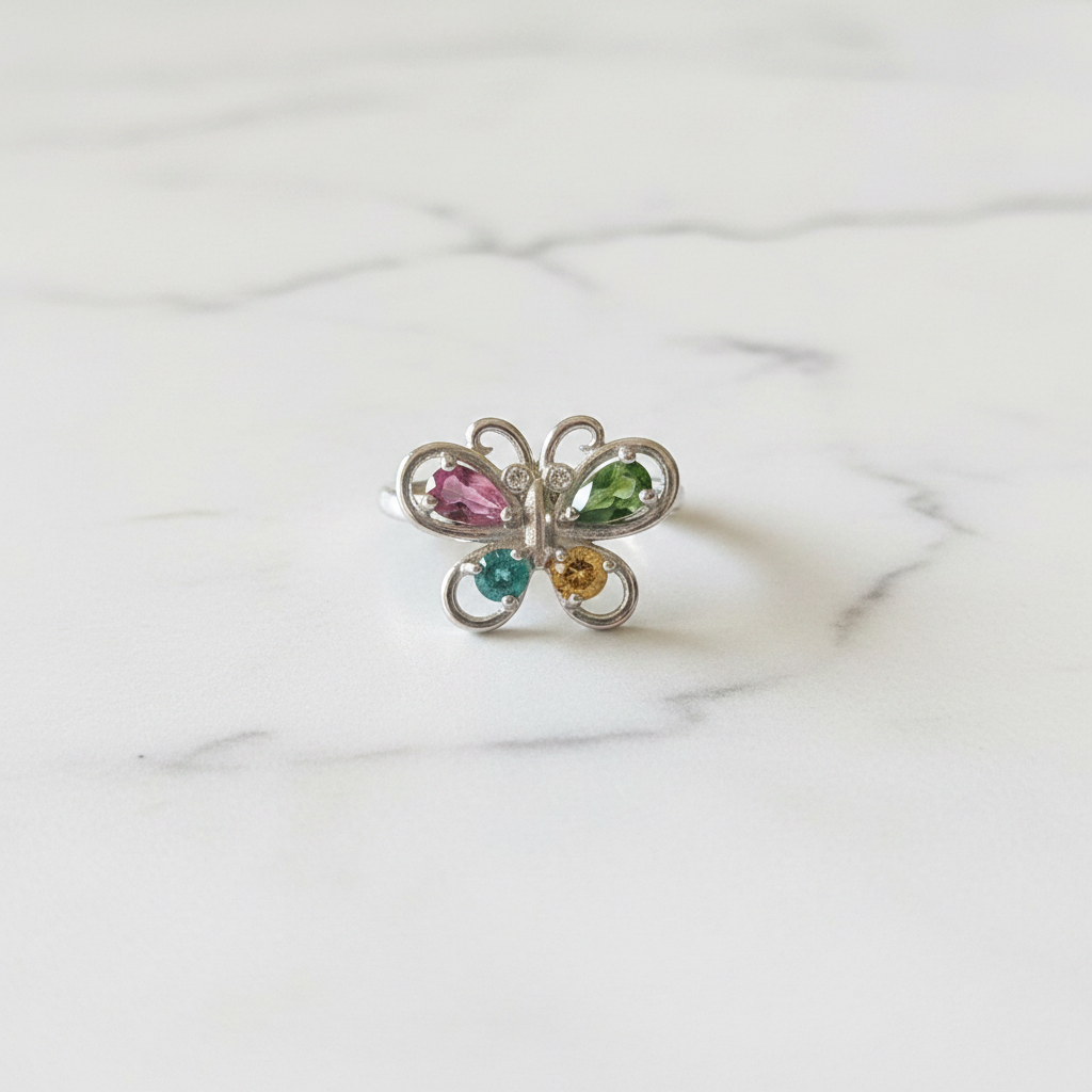 Anello farfalla tormalina flatlay marmo