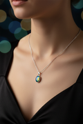 Collana con ciondolo labradorite verde indossata