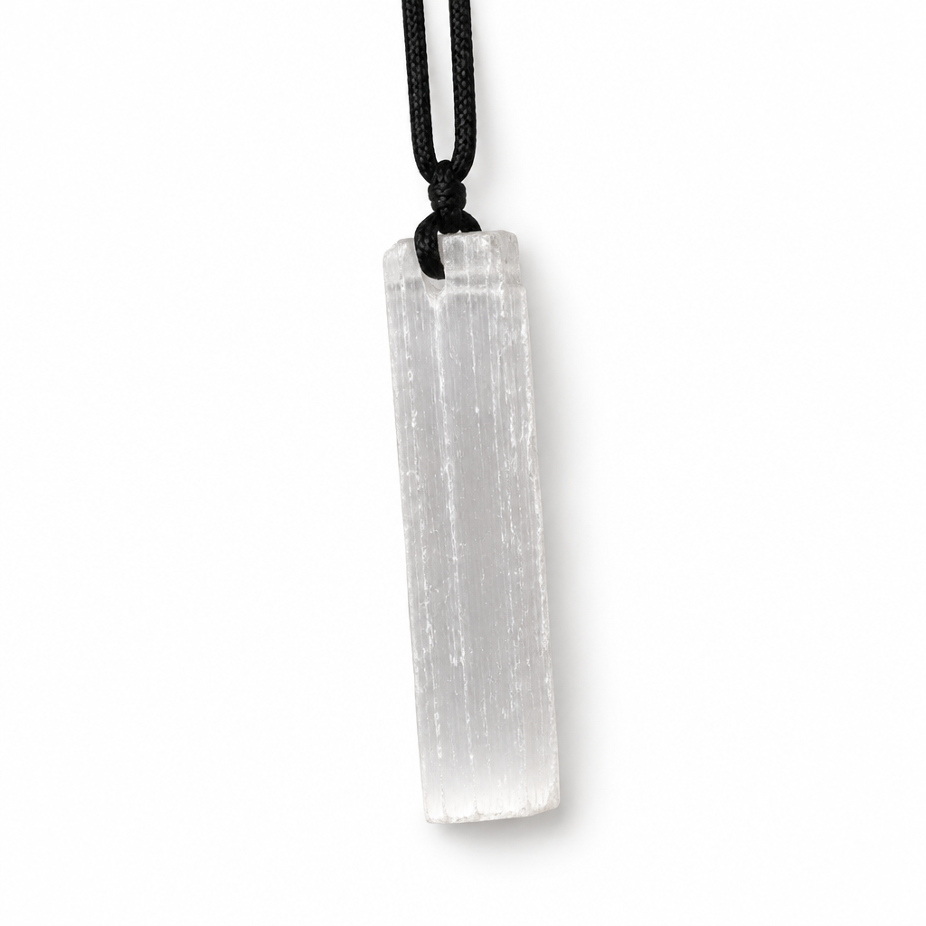 Collana con barra in selenite e cordino nero su fondo bianco