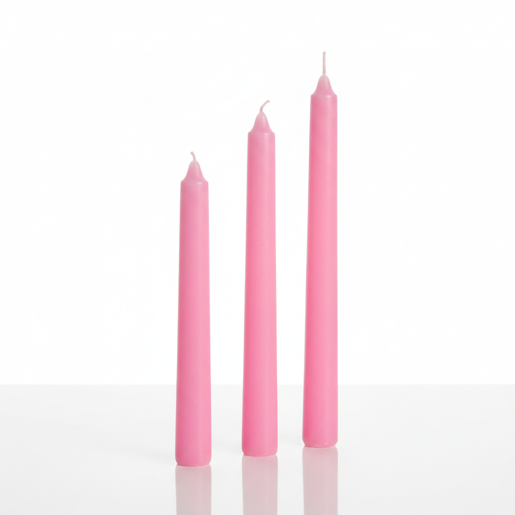 Tre candele rosa su sfondo bianco