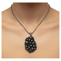 Collana Teschi Multipli indossata - luce naturale