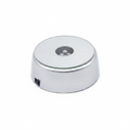 Base luce LED RGB rotonda argento su sfondo bianco