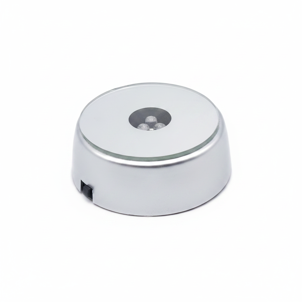 Base luce LED RGB rotonda argento su sfondo bianco