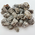 Campioni di sphalerite grezza su fondo bianco