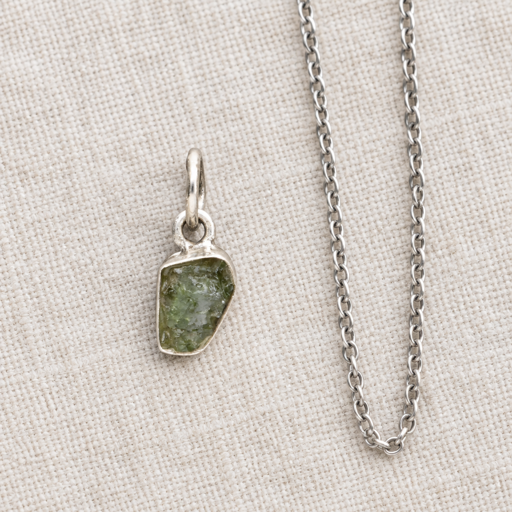 Piccola collana con moldavite su lino