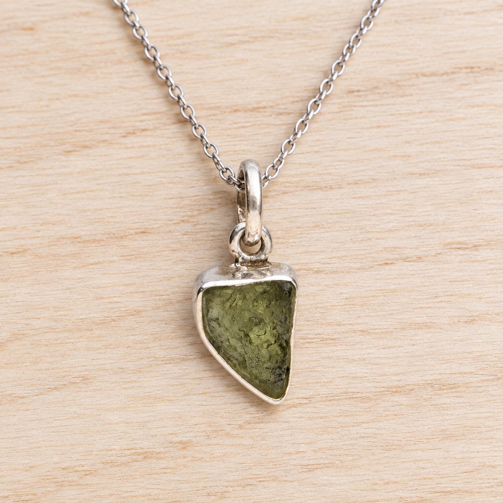 Ciondolo in moldavite con catena su legno