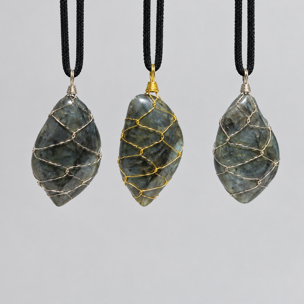 Collane Fiamma in labradorite su fondo grigio