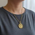 Collana Albero della Vita Ouroboros gold indossata al collo