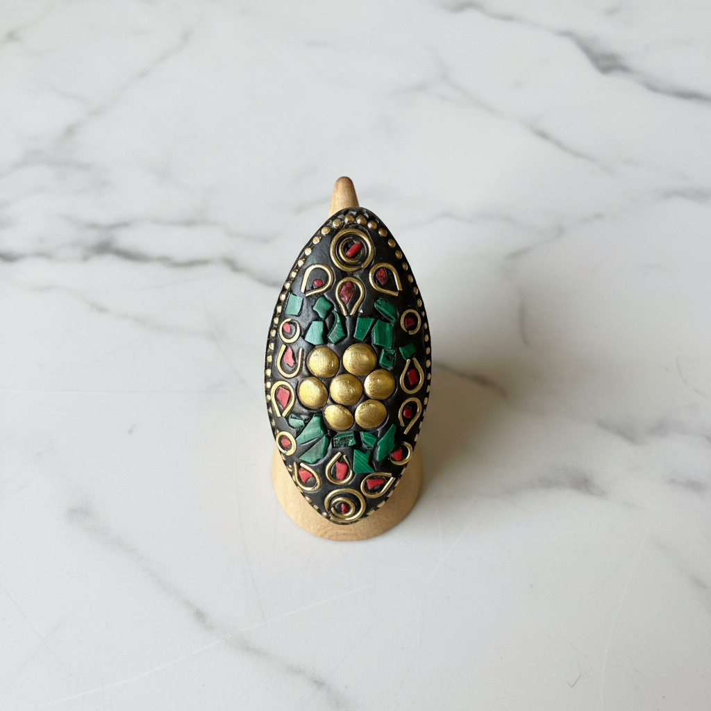 Anello fiore malachite corallo - flatlay marmo bianco