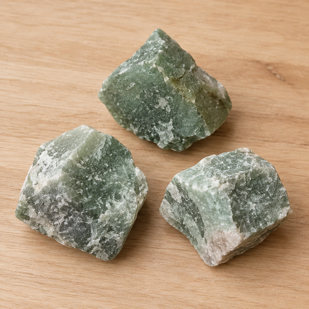 Campioni di avventurina verde su legno