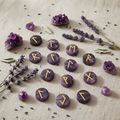Rune in ametista con lavanda, cluster e salvia su lino naturale