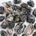 Quarzo rutilato nero grezzo su fondo bianco