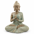 Buddha in resina su fondo bianco da studio