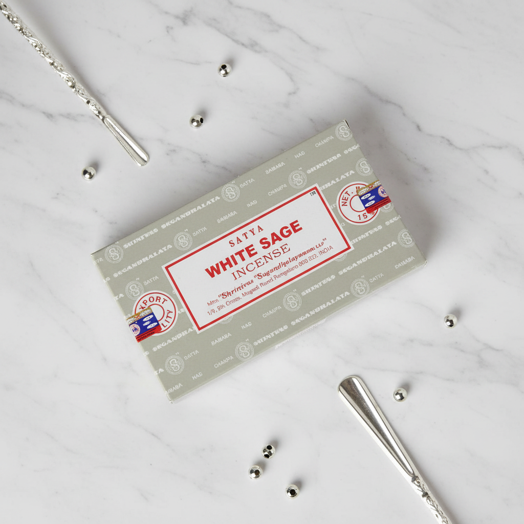 Satya White Sage - flatlay su marmo