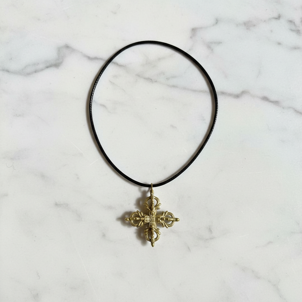 Collana doppio dorje - flatlay marmo bianco