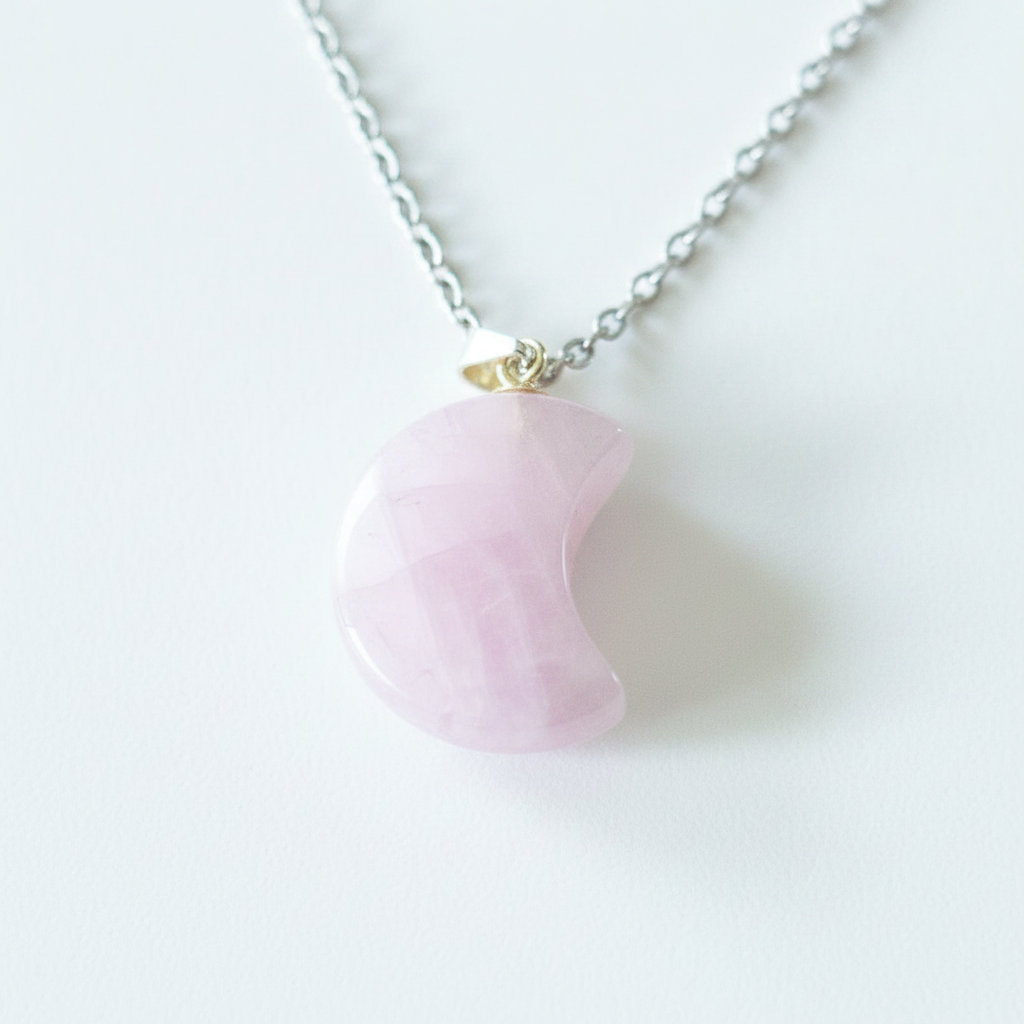 Collana luna kunzite macro close-up