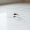 Anello cuoricino ametista su marmo bianco