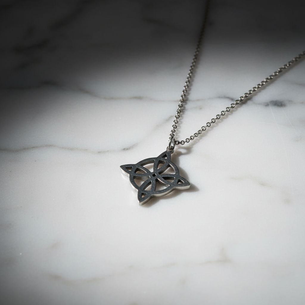 Collana Nodo della Strega su marmo bianco