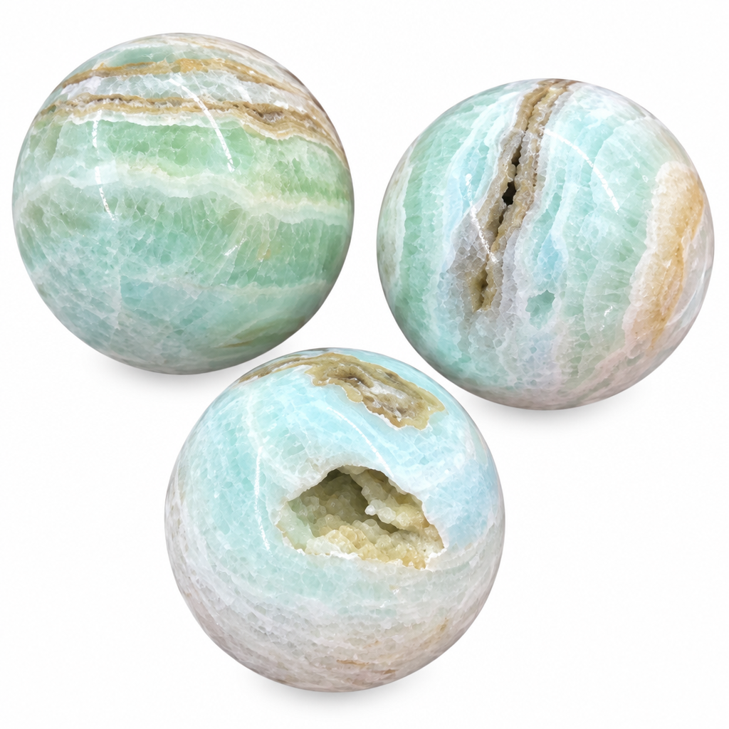 Sfere in calcite caraibica su bianco