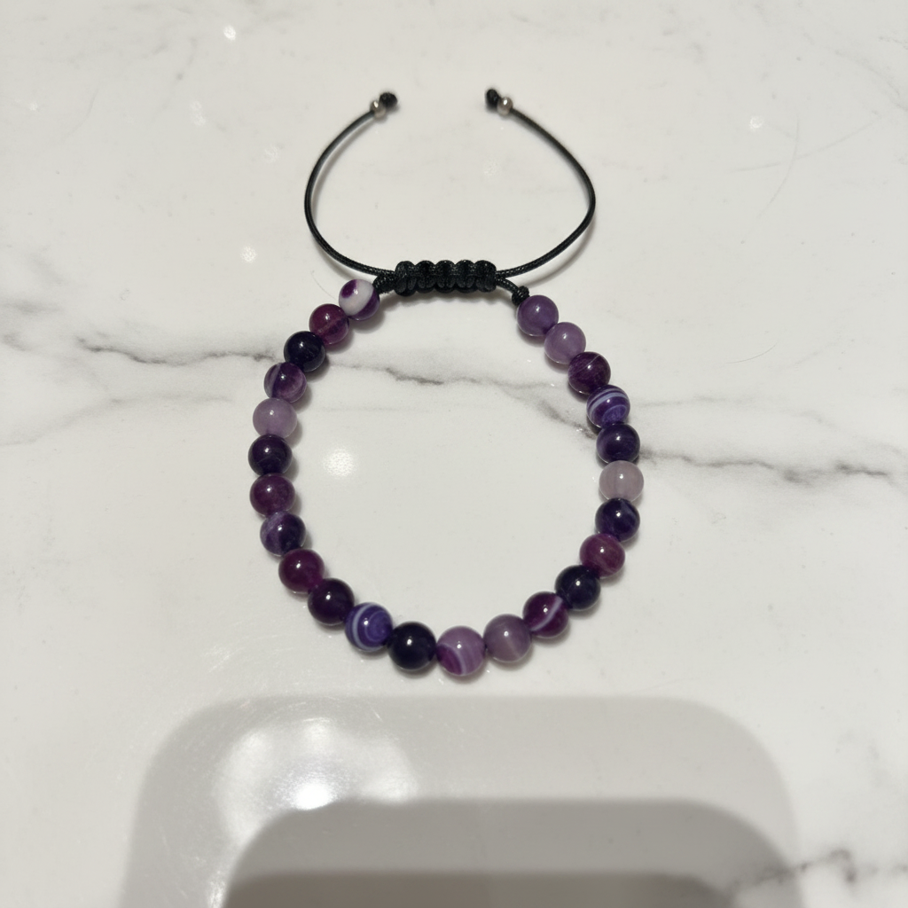 Bracciale agata viola flatlay su marmo bianco