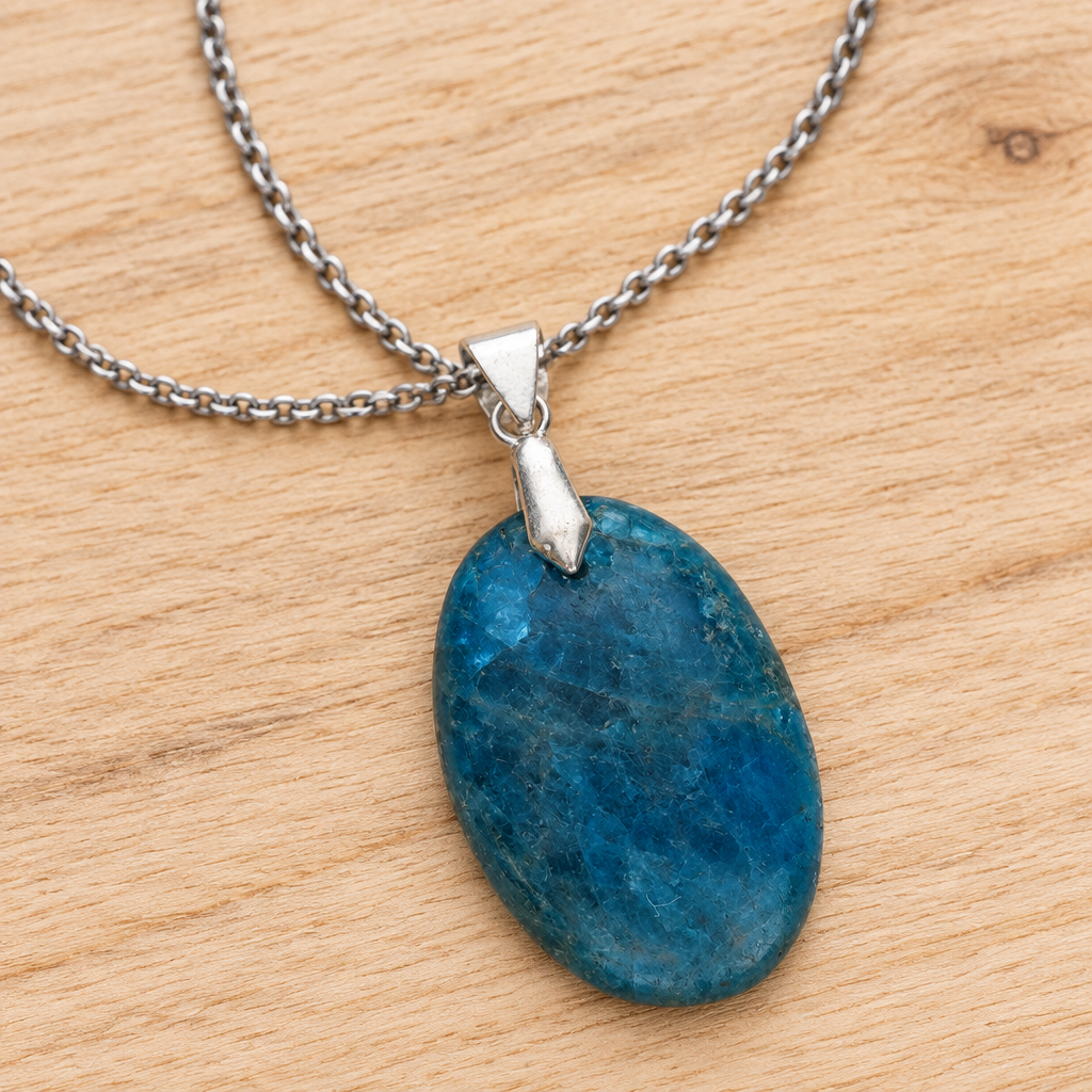 Ciondolo in apatite con collana su legno
