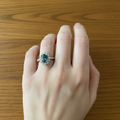 Anello topazio London Blue lifestyle indossato