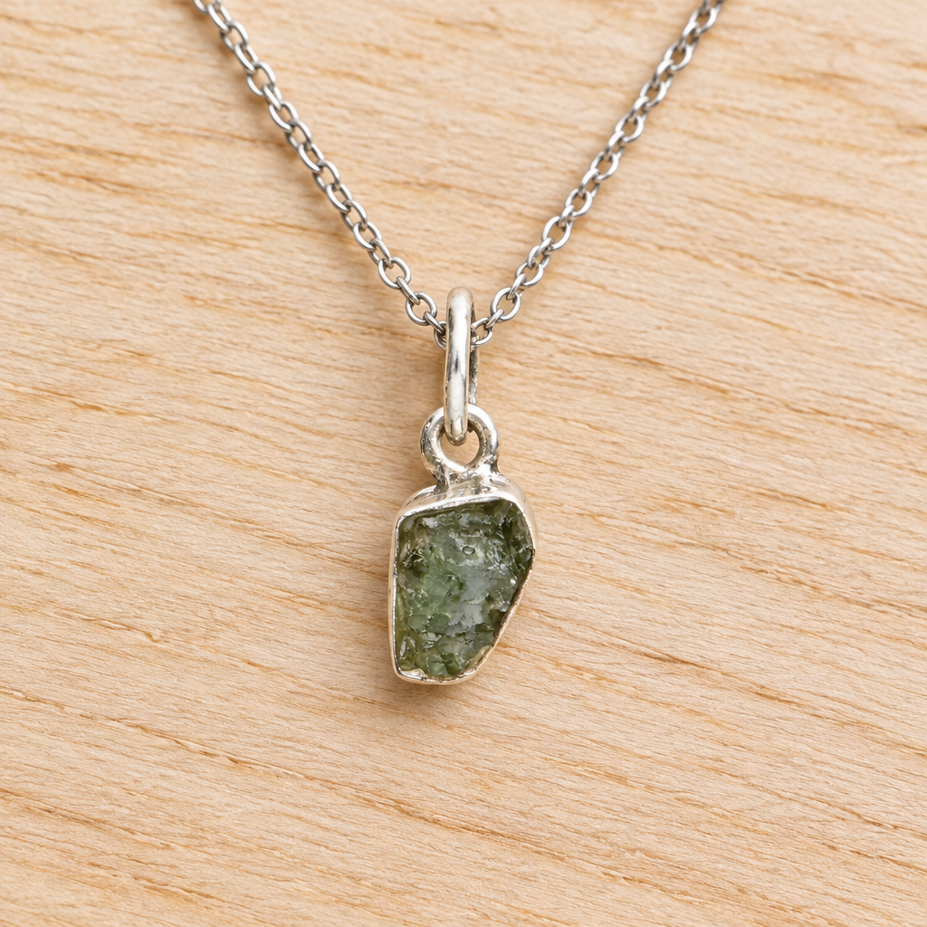 Ciondolo in moldavite con collana su legno