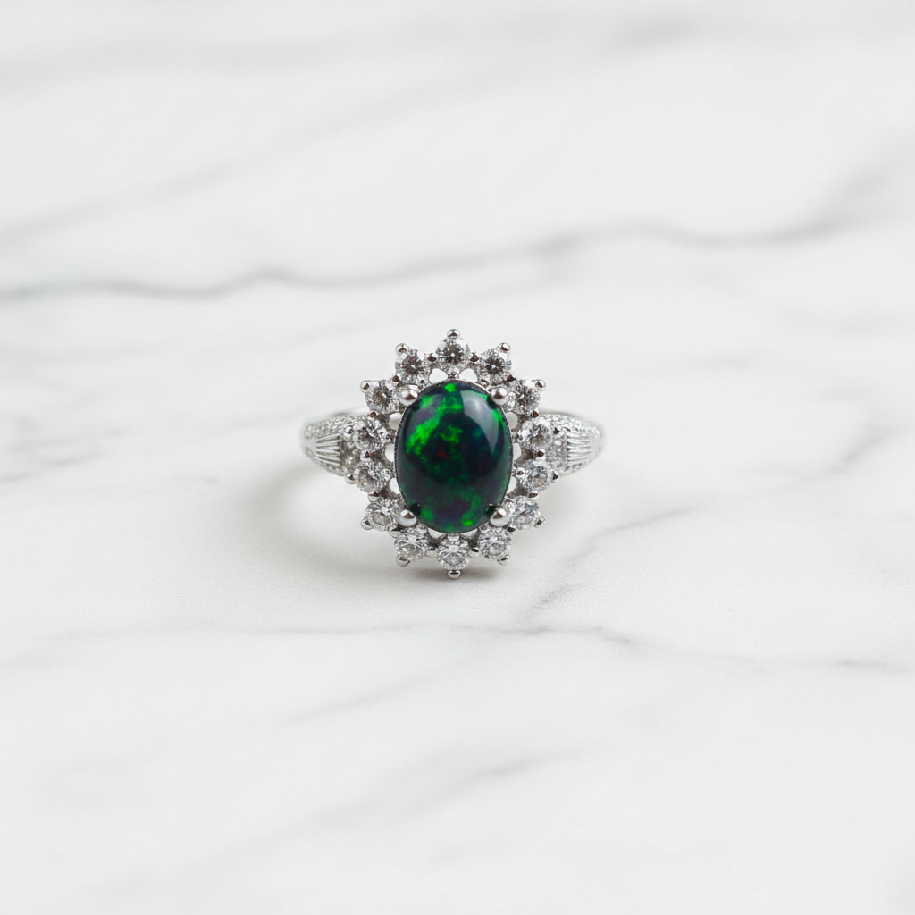 Anello opale nero flatlay marmo