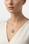 Collana Genesa Quarzo Rosa indossata