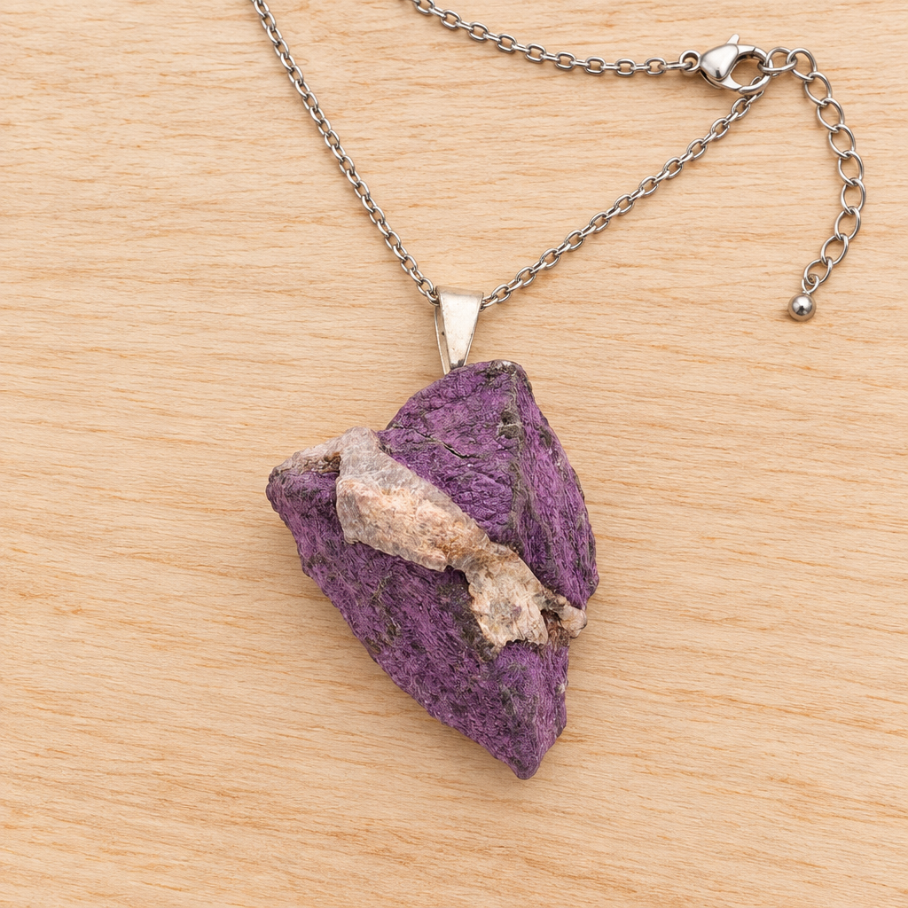 Ciondolo in stichtite con collana su legno