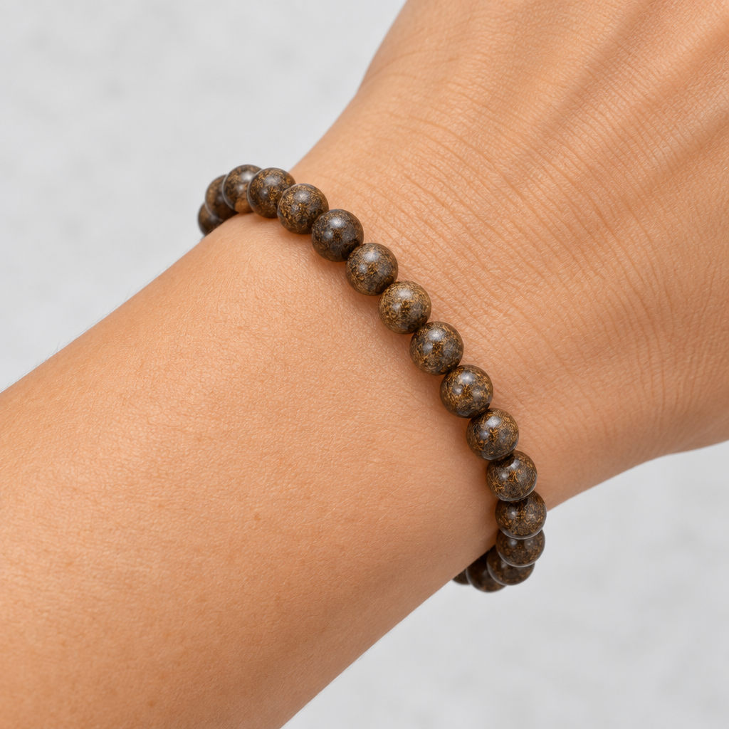 Bracciale elastico in bronzite indossato
