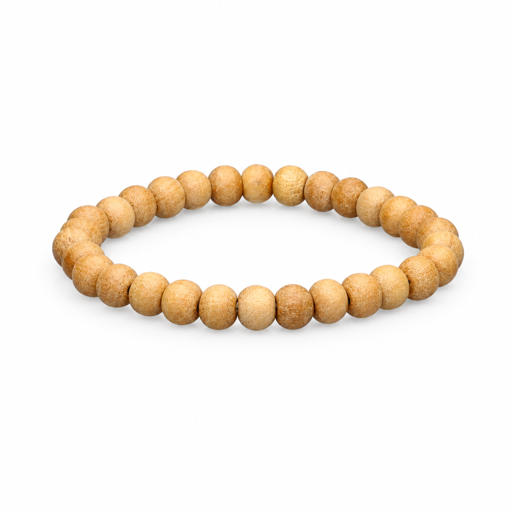 Bracciale in sandalo con perle da 8 mm su sfondo bianco