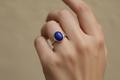 Anello lapislazzuli indossato - luce naturale