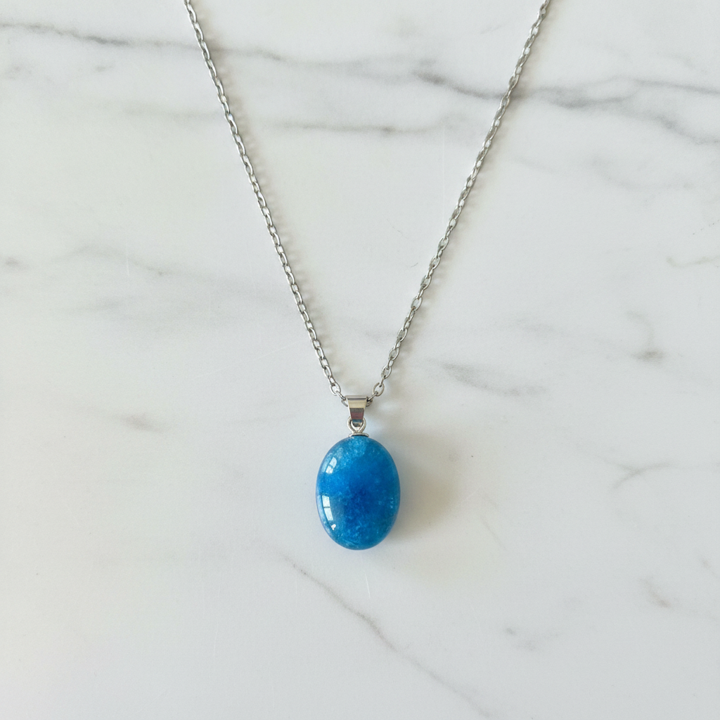 Collana apatite blu grezza flatlay su marmo