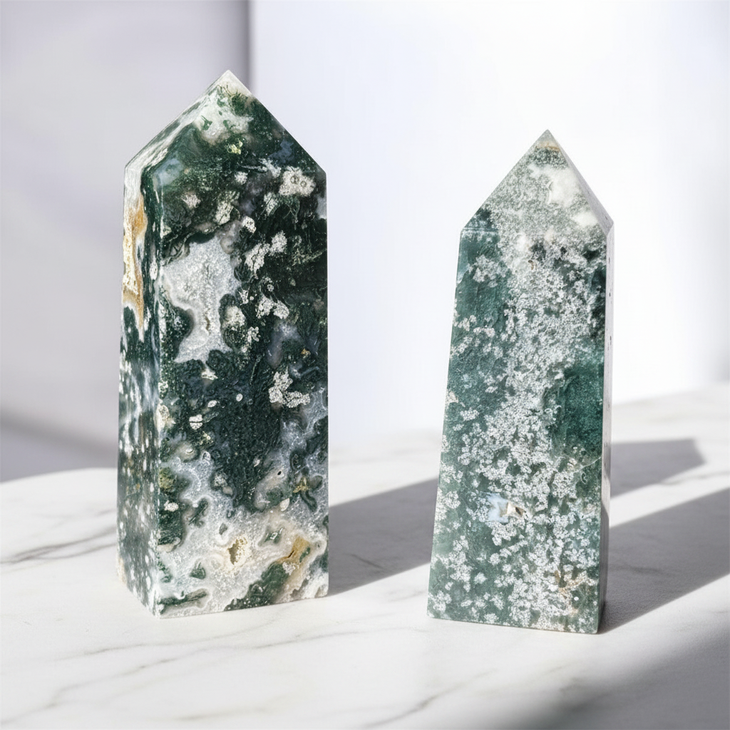 Torri di agata muschiata su sfondo marmo bianco
